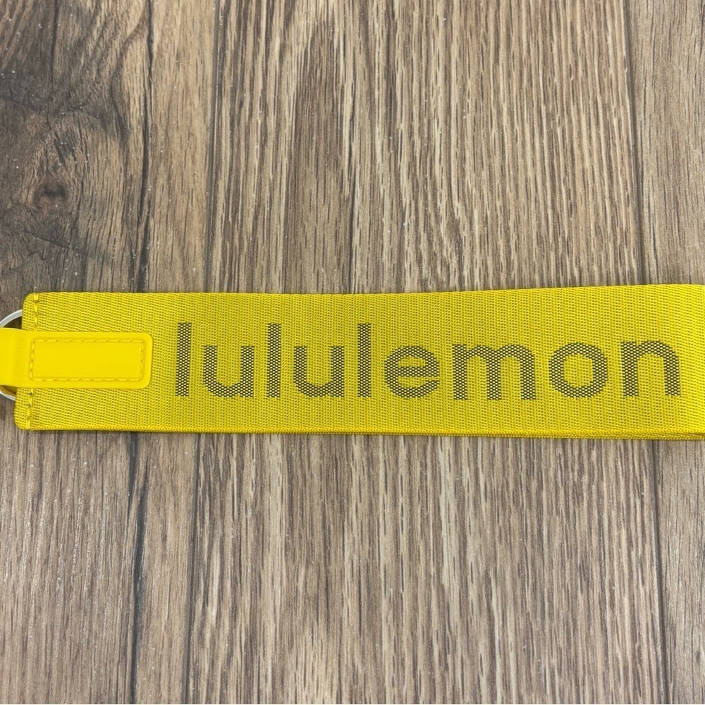 NWT Lululemon Never Lost Keychain In Maze Yellow/Graphite Grey - Picture 2 of 5